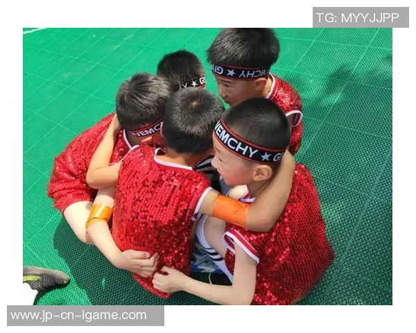 掌握小足球钩法技巧提升你的足球技术与比赛表现的全面指南